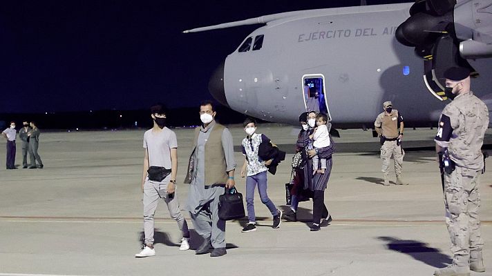 Telediario 1 - Aterriza en Madrid el avión con los primeros repatriados españoles y colaboradores afganos