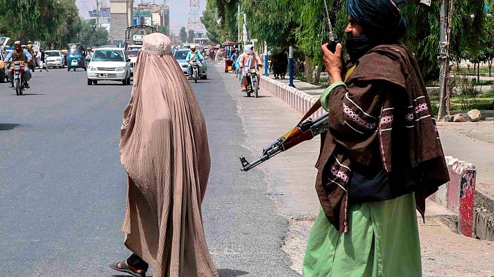Telediario 2 - El miedo a los talibanes lleva a las mujeres a huir de Afganistán