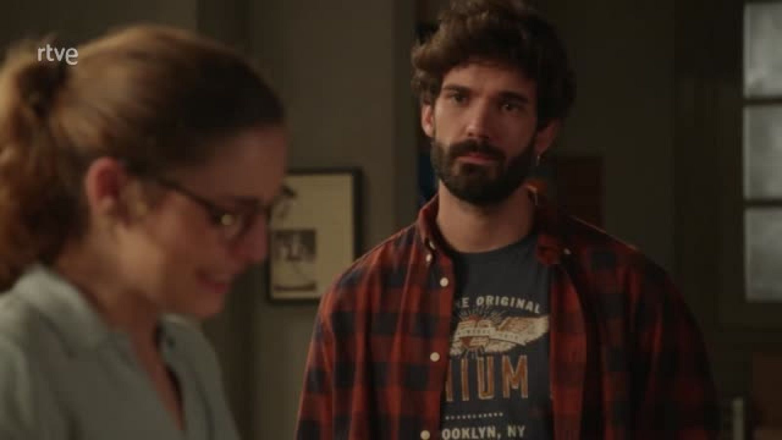 Dos Vidas: Julia habla con Tirso sobre el cierre del taller. - Dos vidas | Ver