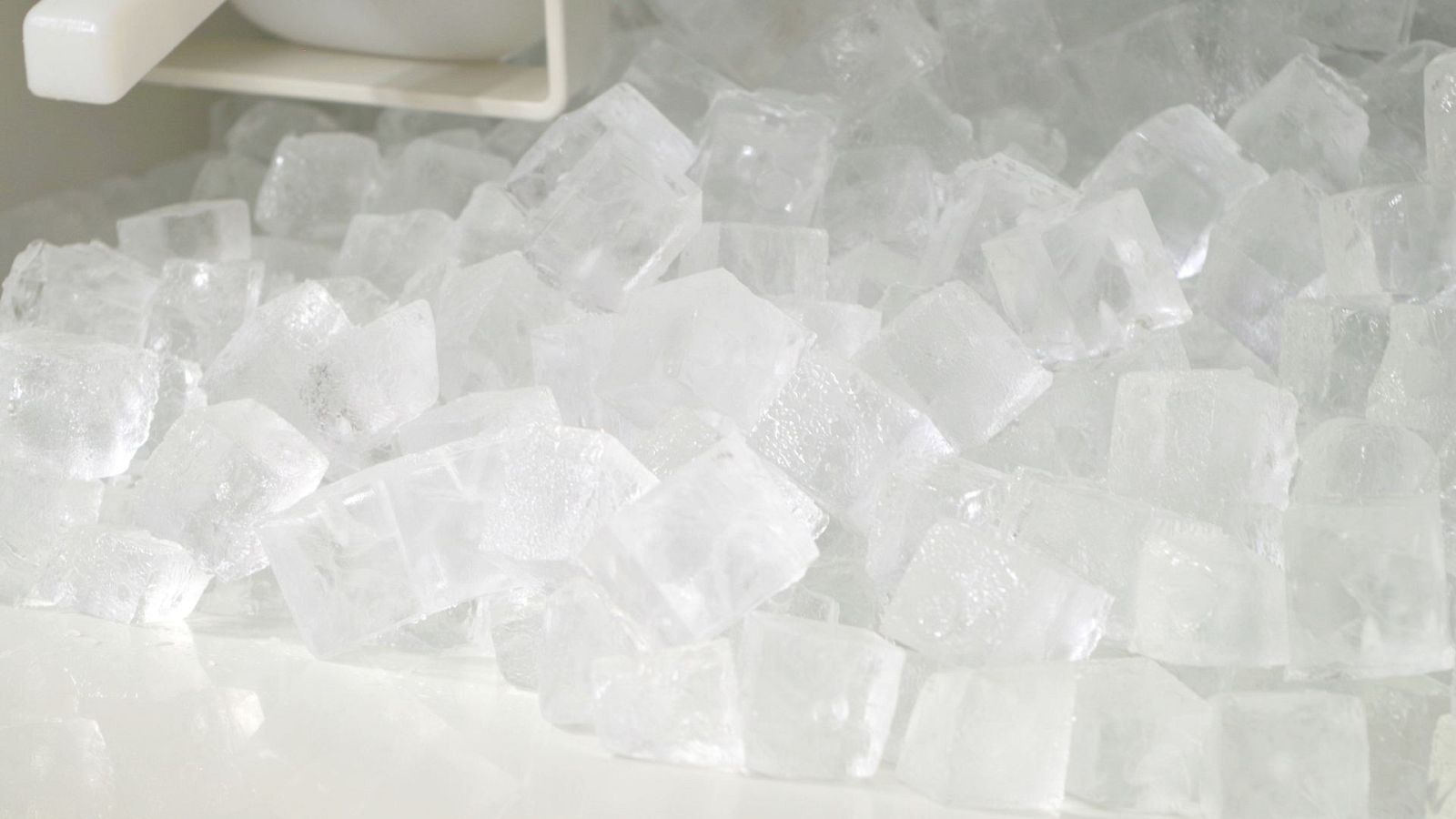 Las empresas que fabrican hielo sufren graves pérdidas por la subida de la luz | Ver