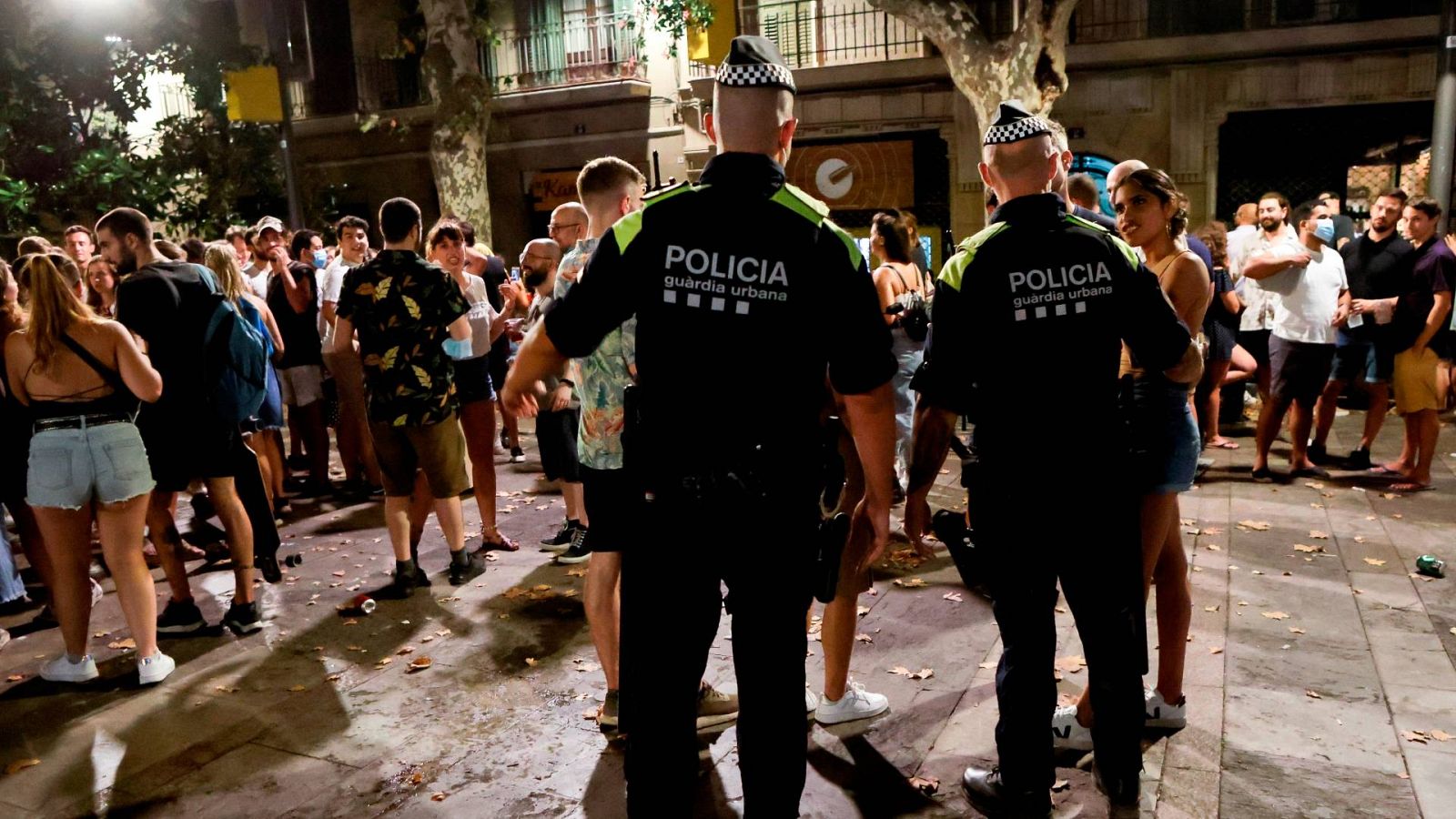 Una noche más la policía ha tenido que desalojar botellones en varias ciudades españolas - Informativo 24h | Ver
