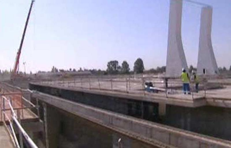 Sevilla estrena una nueva esclusa para el puerto | Ver