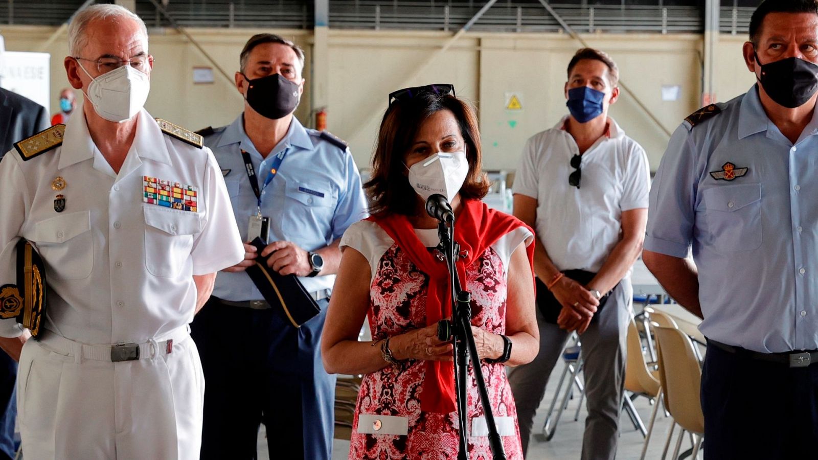 Robles pide a los que no tengan salvoconducto "que griten España" o enseñen un pañuelo rojo para identificarles - Informativo 24h | Ver