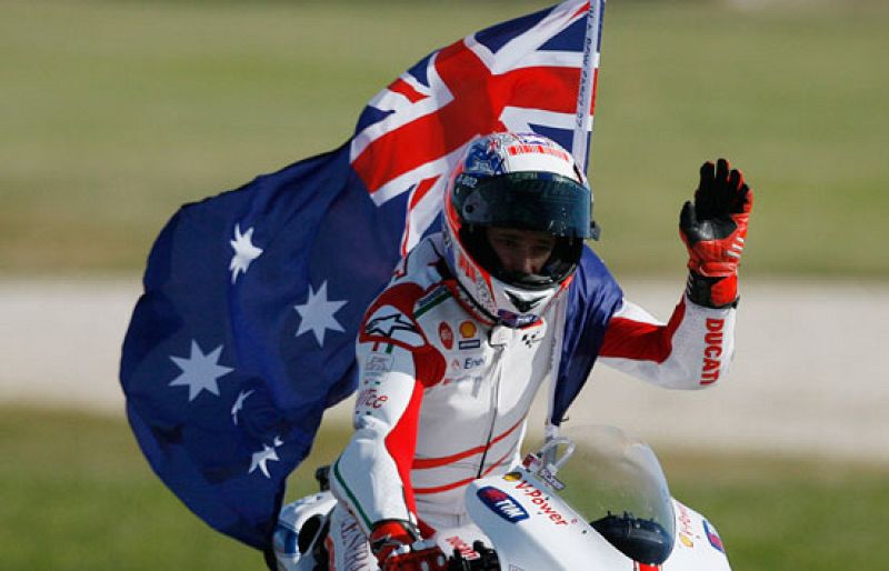 Stoner gana y Rossi acaricia el mundial