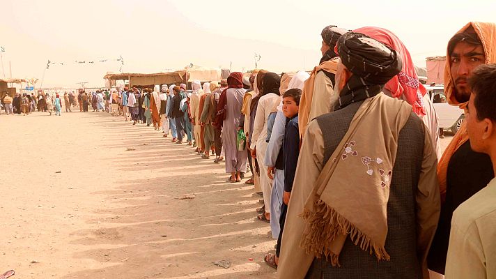 Telediario 2 - El saturado aeropuerto de Kabul obliga a muchos afganos a huir por la frontera pakistaní