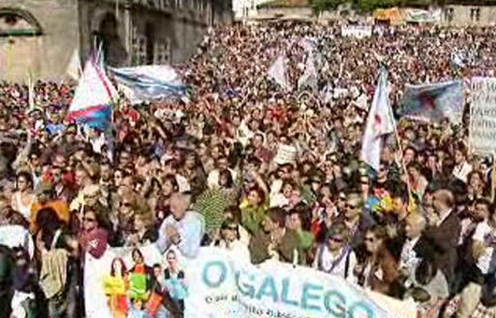 Miles de personas piden en Compostela un fomento de la lengua gallega | Ver
