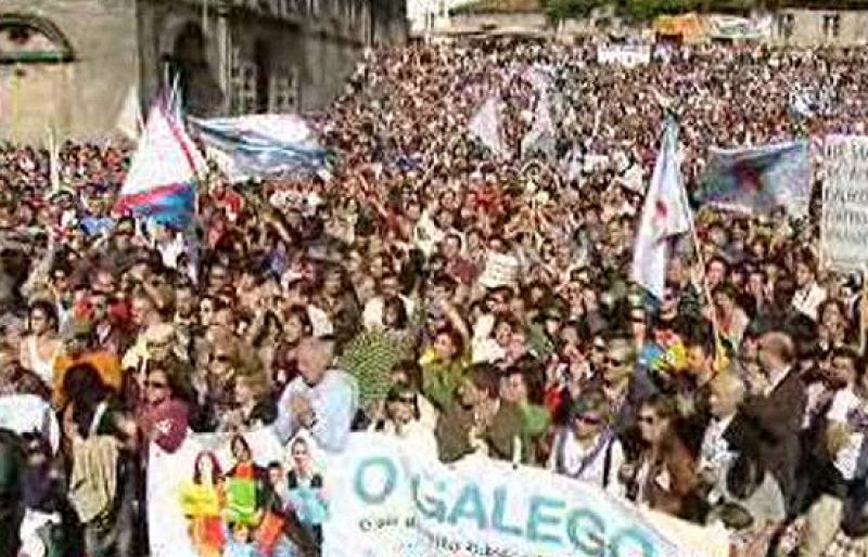 Miles de personas piden en Compostela un fomento de la lengua gallega | Ver