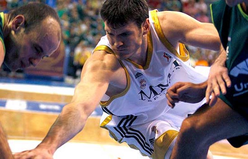 La calidad de Bullock decidió un igualadísimo choque entre Unicaja y Real Madrid, que suma su tercera victoria en tres partidos.