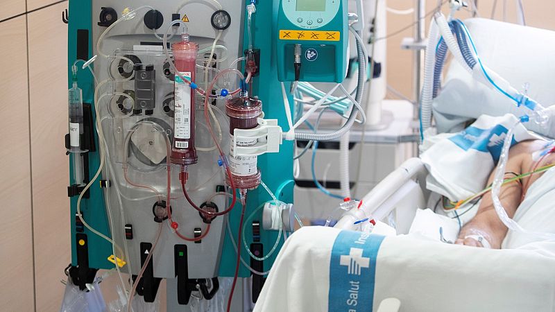 Colocar a los pacientes graves de COVID-19 boca abajo mejora su pronóstico y es menos invasivo, según un estudio