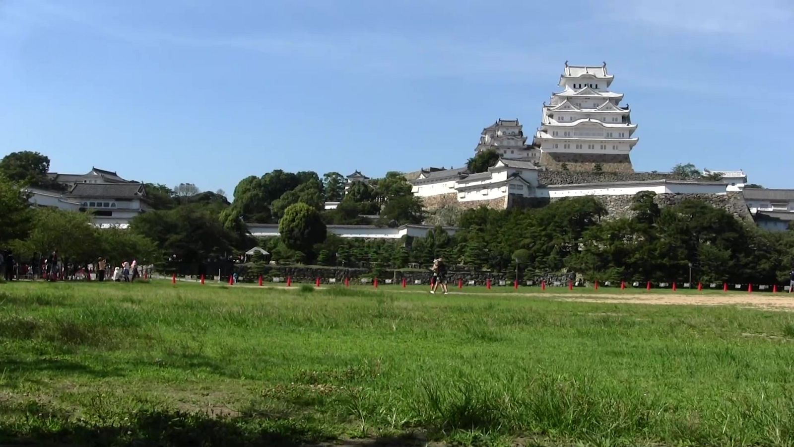 En Busan, nos alojamos en un ático, visitaremos la lonja de pescado y os enseñaremos una cafetería gatuna de lo más surrealista. Llegaremos en un "fast ferry" al sur de Japón, allí nos espera la Isla de Miyagima donde nos sorprenderá el museo de la P