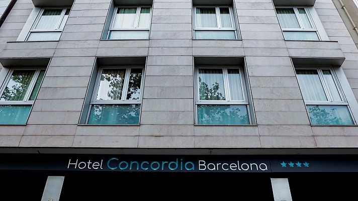 Informativo 24h - Unas imágenes muestran al padre del niño presuntamente asesinado en Barcelona huyendo del hotel