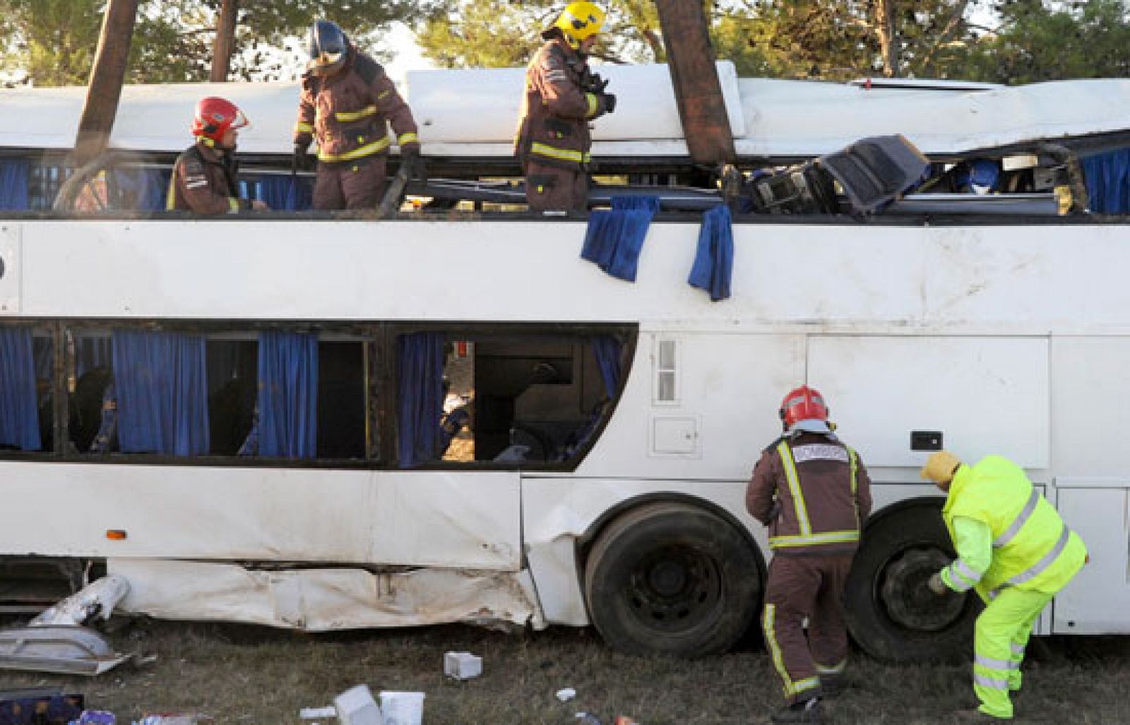 Un muerto y 19 heridos al volcar un autocar con 59 estudiantes holandeses en Girona