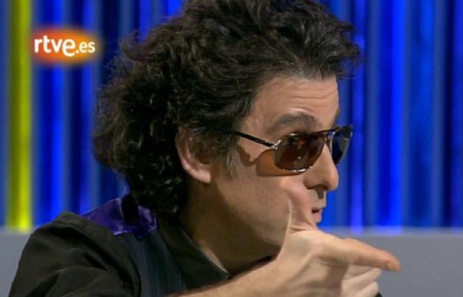 Entrevista al cantante Calamaro en 'La2 Noticias' (2008) | Ver