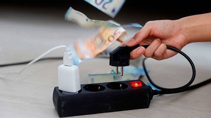 Telediario 1 - La luz continúa en máximos y agosto se aproxima a cerrar como el mes más caro de la historia