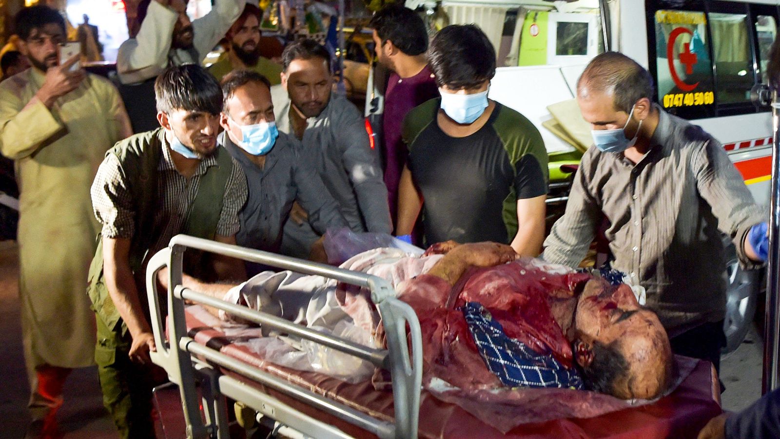 Decenas de muertos y heridos en un doble atentado en el exterior del aeropuerto de Kabul - La tarde en 24h | Ver