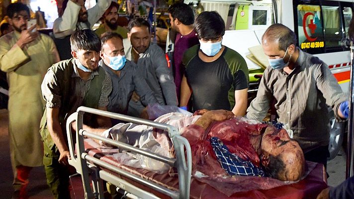 Telediario 2 - Dos explosiones en las inmediaciones del aeropuerto de Kabul dejan al menos 60 muertos