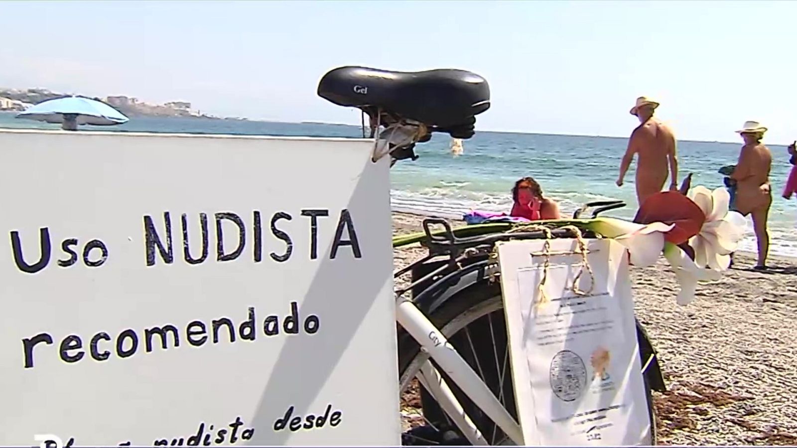 Nudistas contra un chiringuito en Estepona que les prohíbe usar las hamacas sin ropa