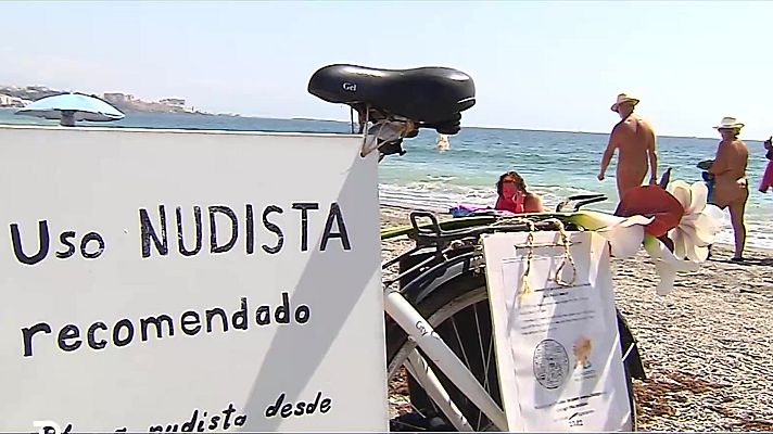 Telediario 1 - Nudistas contra un chiringuito en Estepona que les prohíbe usar las hamacas sin ropa