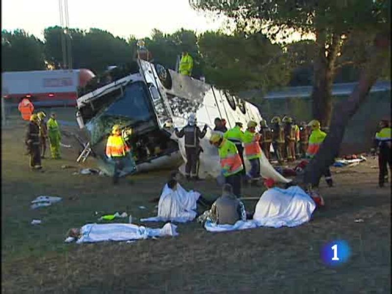 Muere una joven al volcar un autobús en Girona | Ver