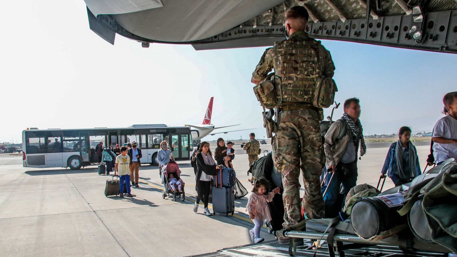 Estados Unidos pone fin a los 20 años de guerra en Afganistán - Telediario 1 | Ver