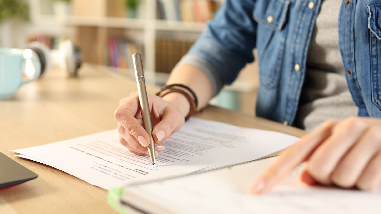 El auge de las oposiciones para conseguir un trabajo estable | Ver