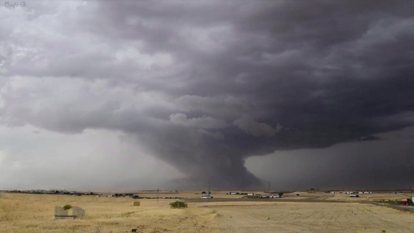 Chubascos y tormentas que pueden ser localmente fuertes y acompañadas de granizo en la mitad nordeste peninsular y nordeste de Baleares - ver ahora