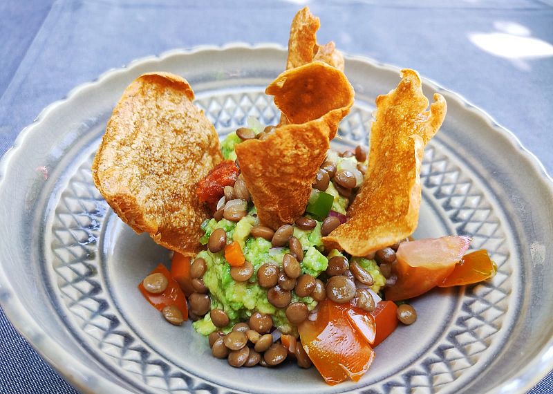 Receta con legumbres: nachos con caldo de lentejas y guacamole con lentejas