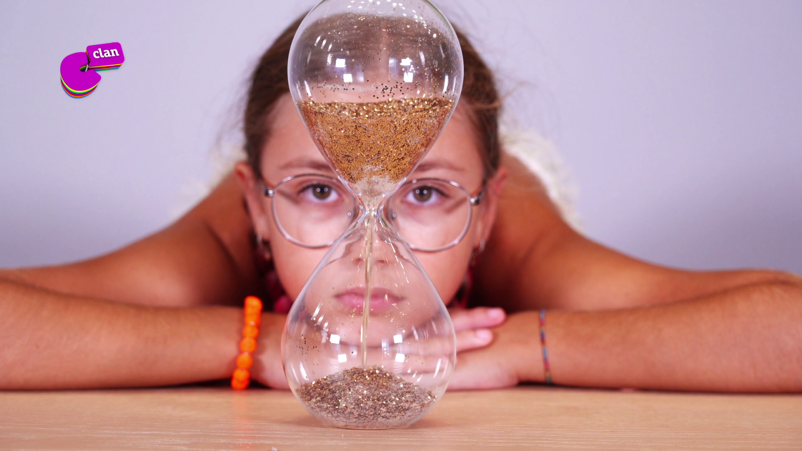 El mes de - CAMPAÑA 'EDUCACIÓN DE CALIDAD' - Corre más que los minutos y nunca llega el primero, ¿qué es? - RTVE.es - El mes de... | Ver