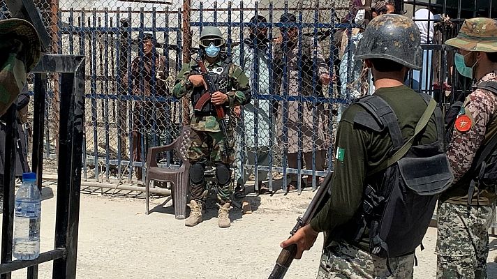 Telediario 1 - Más de 800 kilómetros de alambre de espino separan Pakistán de Afganistán