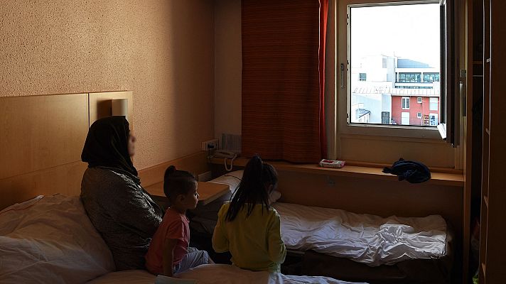 Telediario Fin de Semana - Nasrullah, afgano residente en París, asesora a sus compatriotas sobre cómo conseguir el estatus de refugiado