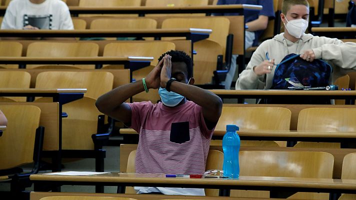 Telediario 1 - Un 30% de los universitarios ha dejado su carrera por problemas económicos