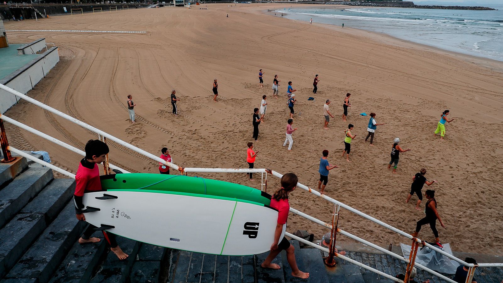 San Sebastián desaconseja el baño en sus playas debido a una alga tóxica | Ver