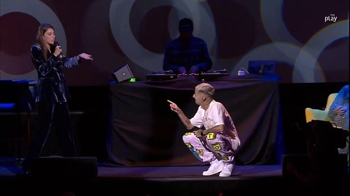  - Skone y Sara Socas rapean en directo en la gala 'RTVE, la que quieres'