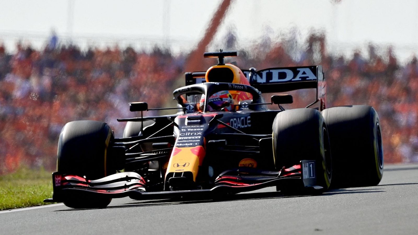 Verstappen se pasea por Palermo antes del GP de Italia | Ver