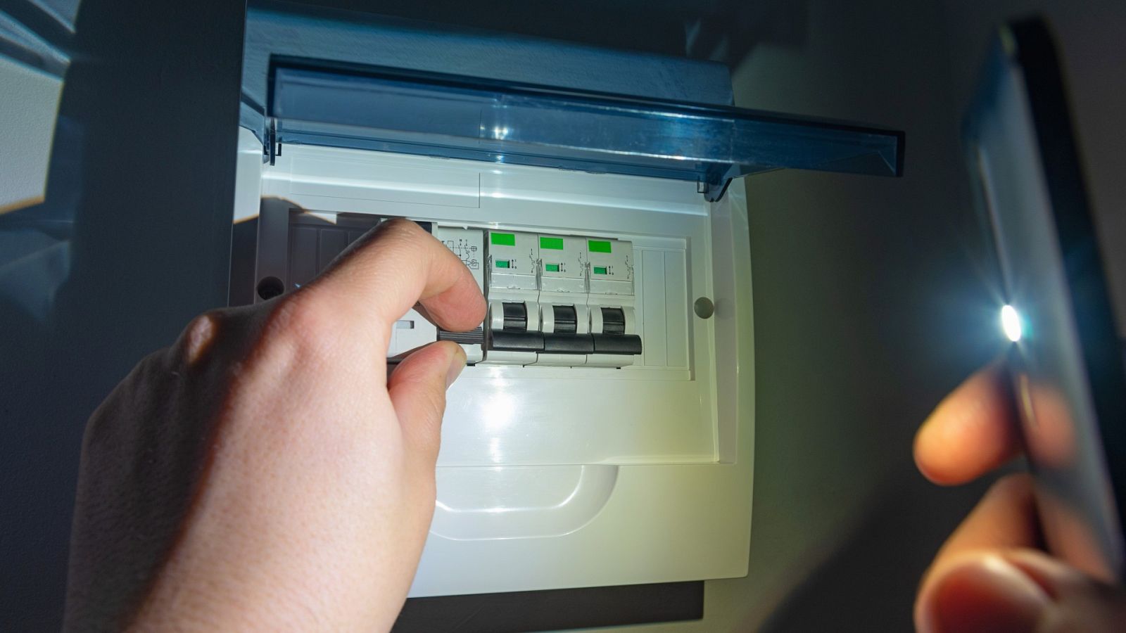 Un pueblo de Jaén baja los plomos en protesta con el precio de la luz - Ver ahora