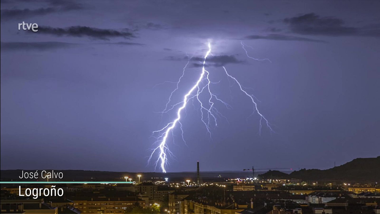 Posibilidad de chubascos o tormentas localmente fuertes en el litoral de la Comunidad Valenciana y de Cataluña. Temperaturas significativamente altas en Canarias. - ver ahora