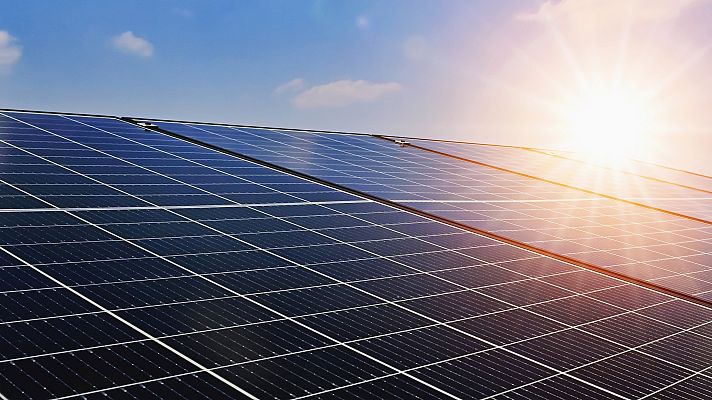 Telediario Fin de Semana - El precio récord de la luz aviva el interés por las energías renovables