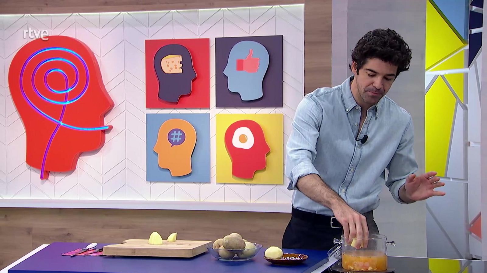 Miguel Ángel Muñoz nos enseña cómo arreglar una sopa salada - Como sapiens | Ver