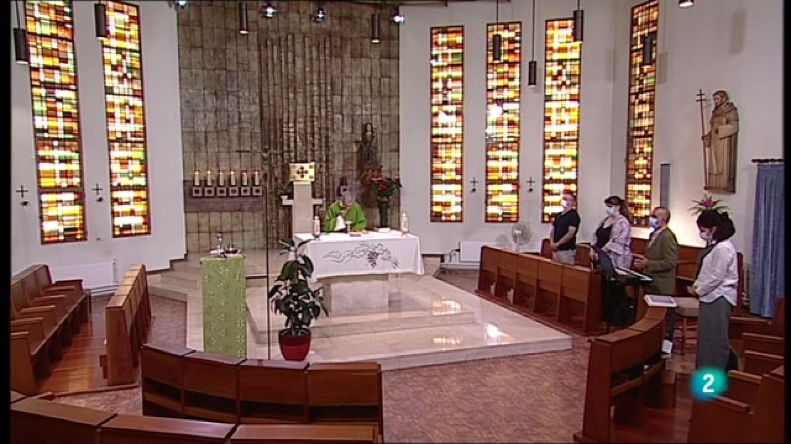 Des del Monestir de Sant Domènec, a Sant Cugat del Vallès, presideix la celebració Mn. Carles Cahuana.