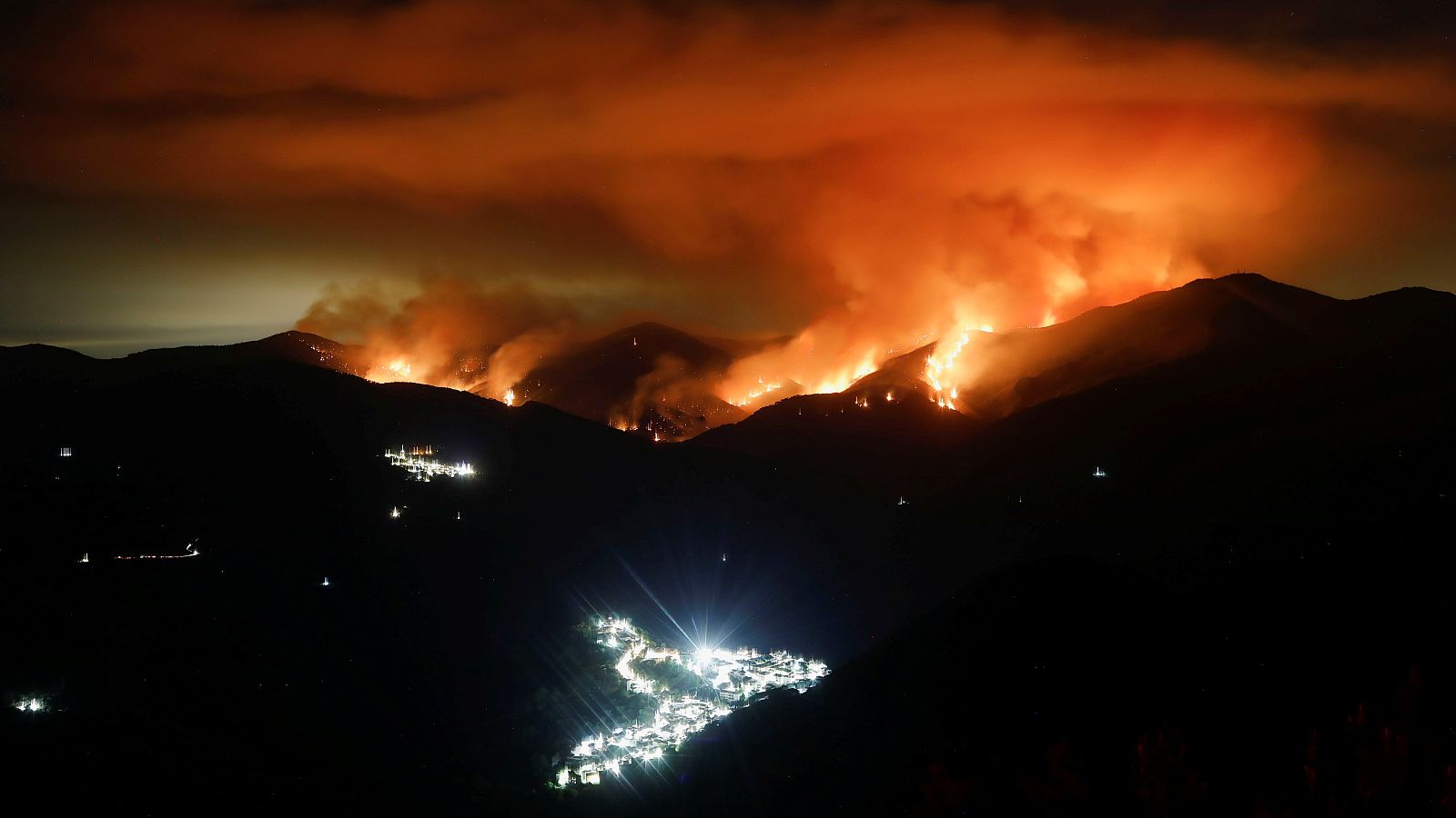 "El incendio de Sierra Bermeja tiene vida propia" - Informativo 24h | Ver