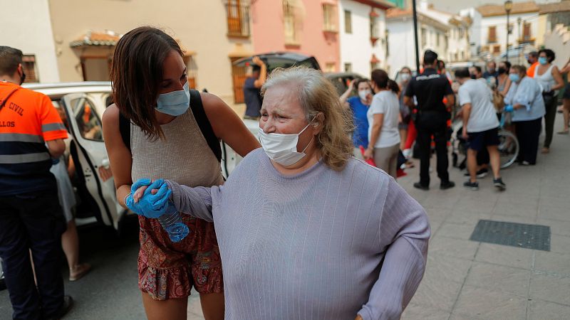 El fuego de Sierra Bermeja obliga a desalojar al menos a 2.600 personas | Ver