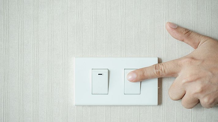 Telediario 1 - Familias vulnerables a la espera del bono social eléctrico