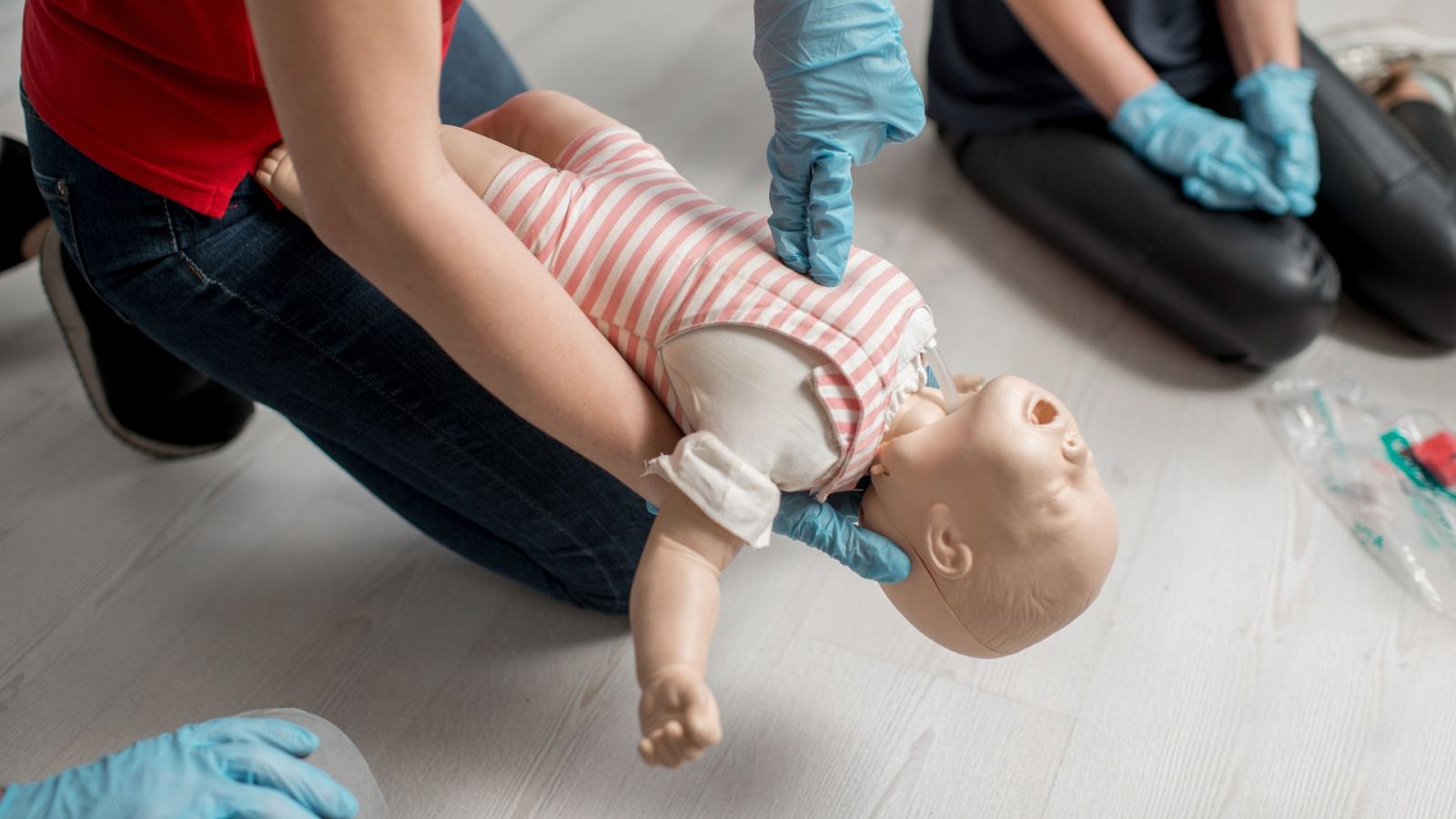 La rápida intervención del 112 salva la vida de una bebé que se atragantaba por un tapón