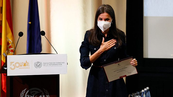 Telediario 1 - La reina Letizia, coronada "Alumna de Honor" en la facultad donde estudió periodismo