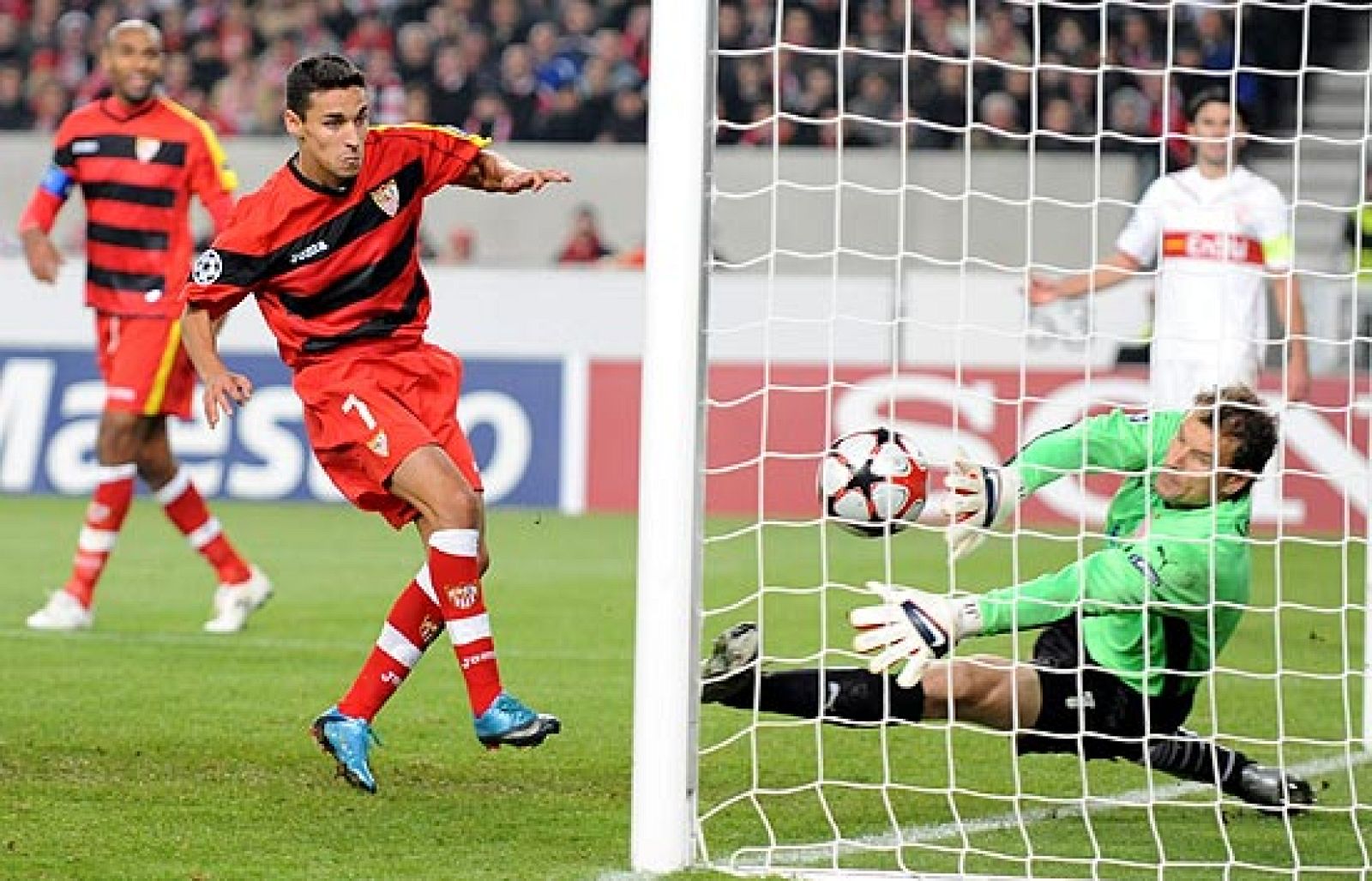 Jesús Navas metió el segundo gol sevillista después de un error de principiante del veterano Lehmann.