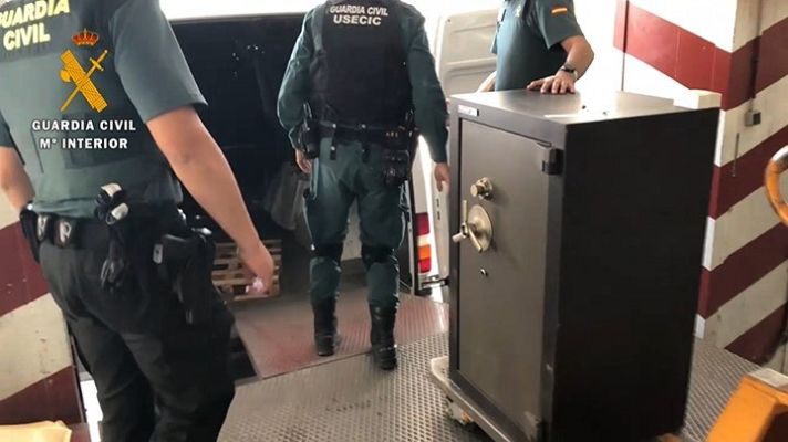 Telediario 1 - La Guardia Civil desmantela una red que estafaba a personas vulnerables con la venta de enciclopedias