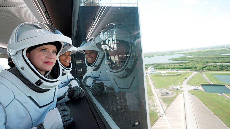 SpaceX lanza la primera misión sin astronautas profesionales