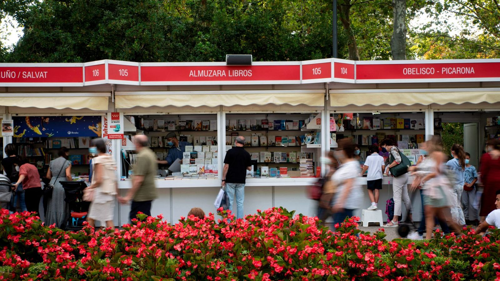 Más de 320 casetas conforman la Feria del Libro de Madrid | Ver