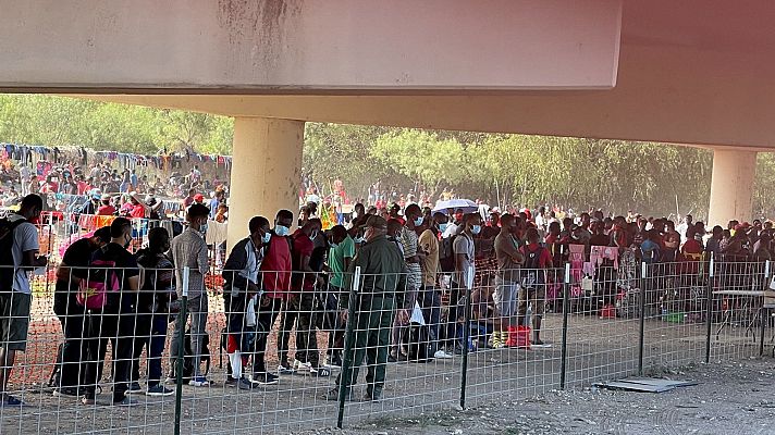 Telediario 2 - 10.000 inmigrantes, la mayoría haitianos, se hacinan bajo un puente de Texas a la espera de pedir asilo
