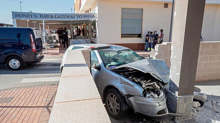 Telediario 2 - Dos muertos tras arrollar un coche la terraza de un bar en Torre Pacheco